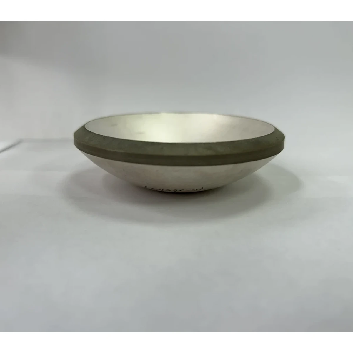 قطعة بيزو بغطاء كروي ذي فتحة حلقية تُستخدم لتمييز هندسة الغطاء الكروي عن مصطلح نصف الكرة