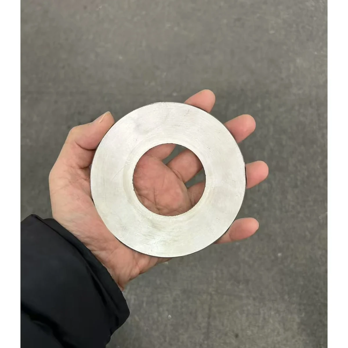 قطعة بيزو كبيرة بغطاء كروي حلقي معروضة باليد لمراجعة جاهزية طلب العرض الفني