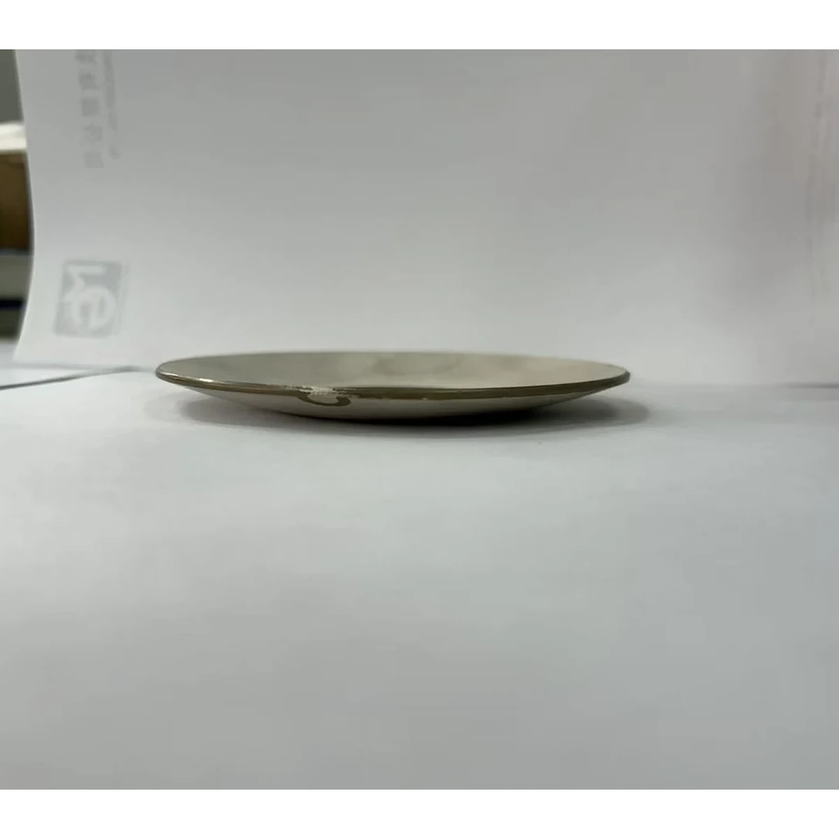 منظر جانبي لقطعة بيزو بغطاء كروي حلقي لمراجعة موضع البؤرة عمليًا