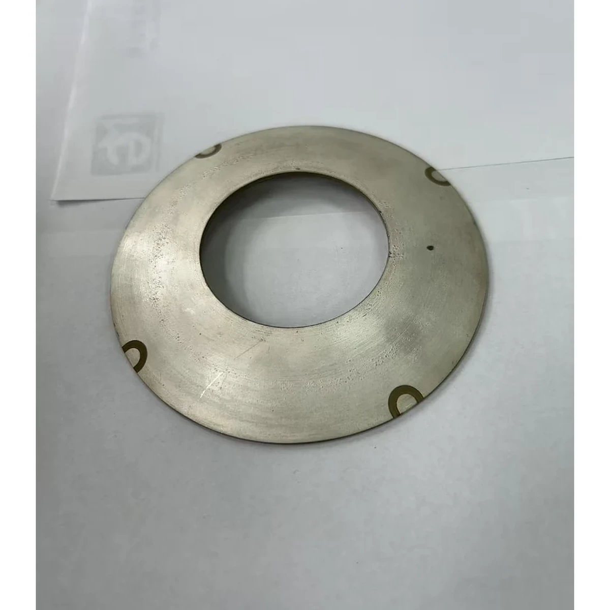 قطعة بيزو بغطاء كروي حلقي تُظهر هندسة الغلاف المنحني الحساسة للسماكة