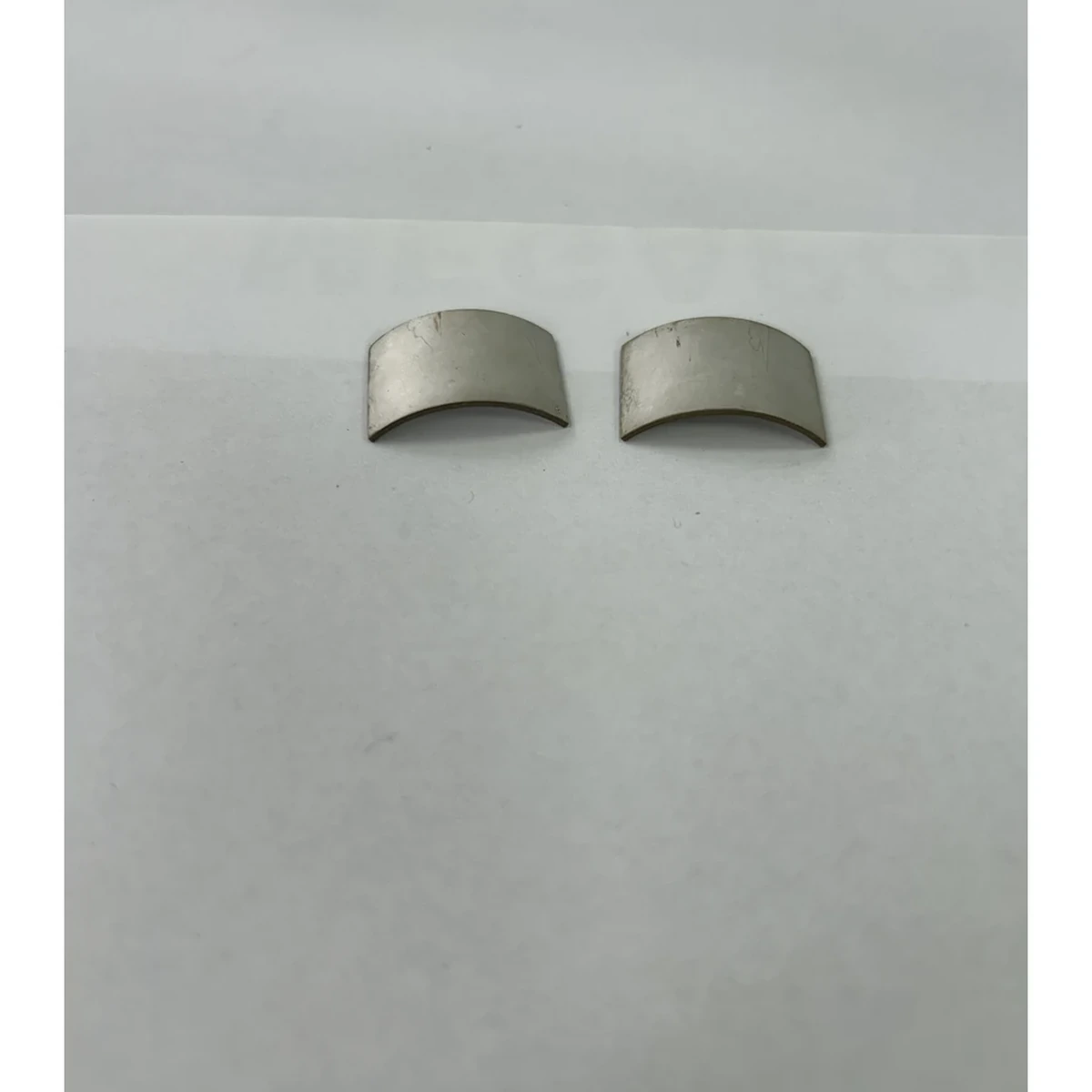 شرائح بيزو منحنية مخصصة تُستخدم في تخطيطات محولات الطاقة المركزة ذات الغلاف الجزئي