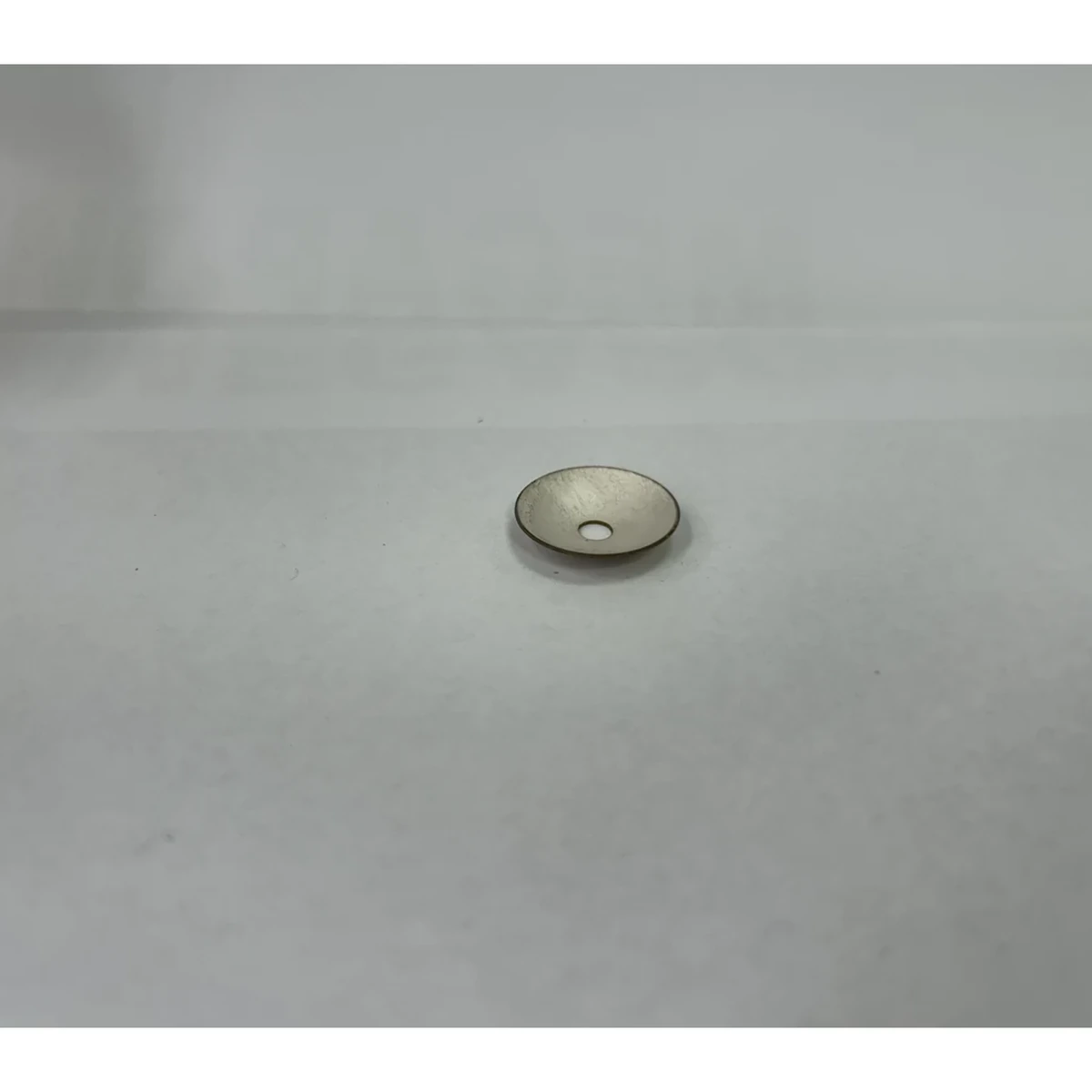 قطعة بيزو مصغرة بغطاء كروي ذي فتحة لمراجعة نصف قطر الانحناء وعمق التقوس