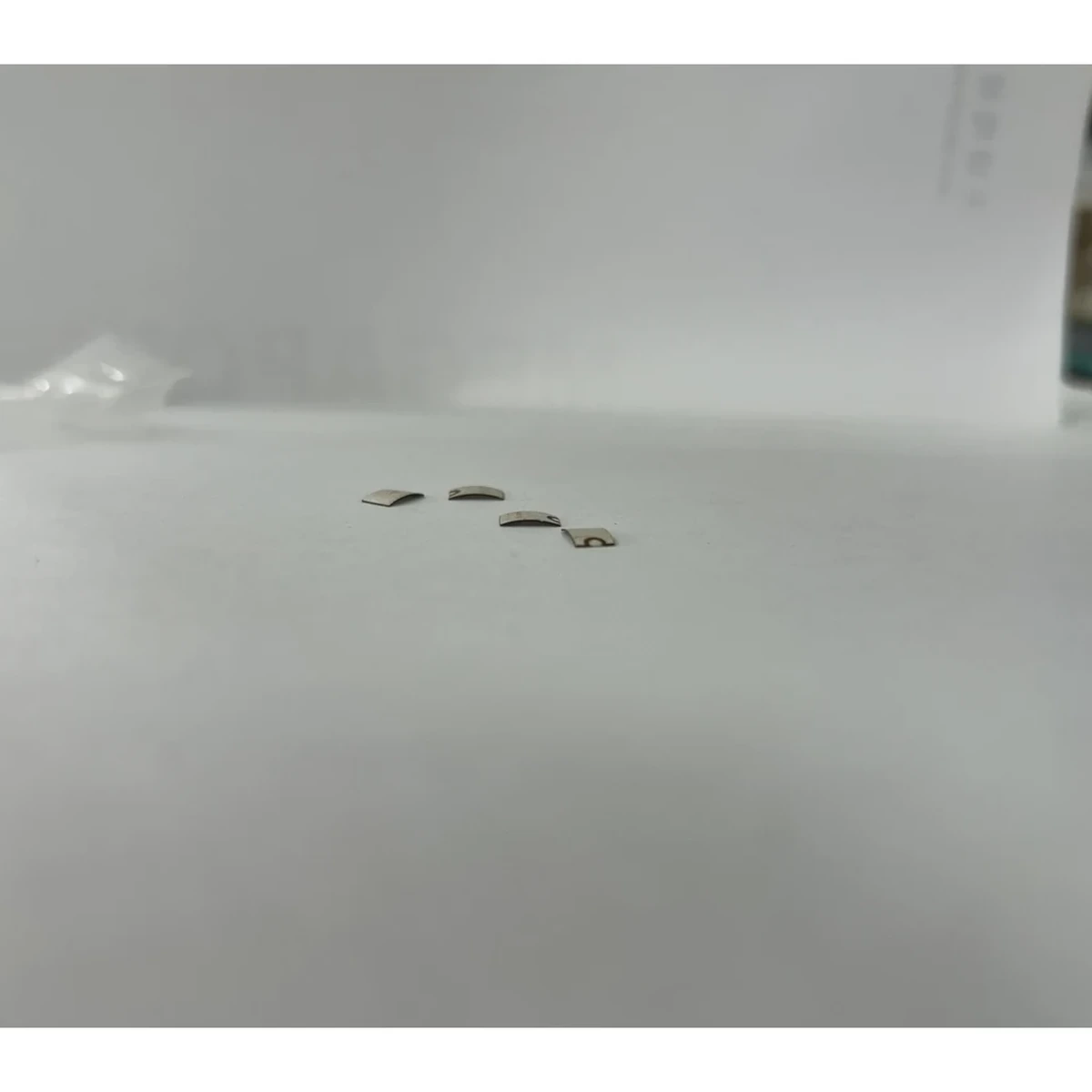 شرائح بيزو منحنية مصغرة تُظهر مخاوف التشقق وحساسية الإجهاد المرتبطة بالهندسة