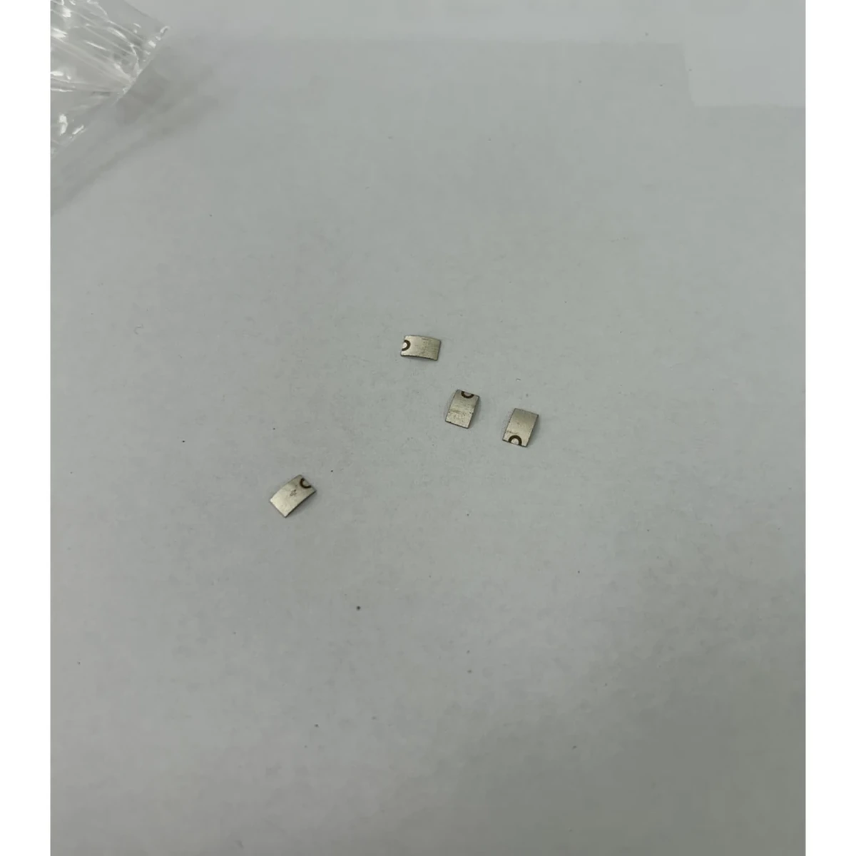 شرائح بيزو منحنية مصغرة لمقارنة التفاوتات وقابلية التكرار في التجميعات المركزة