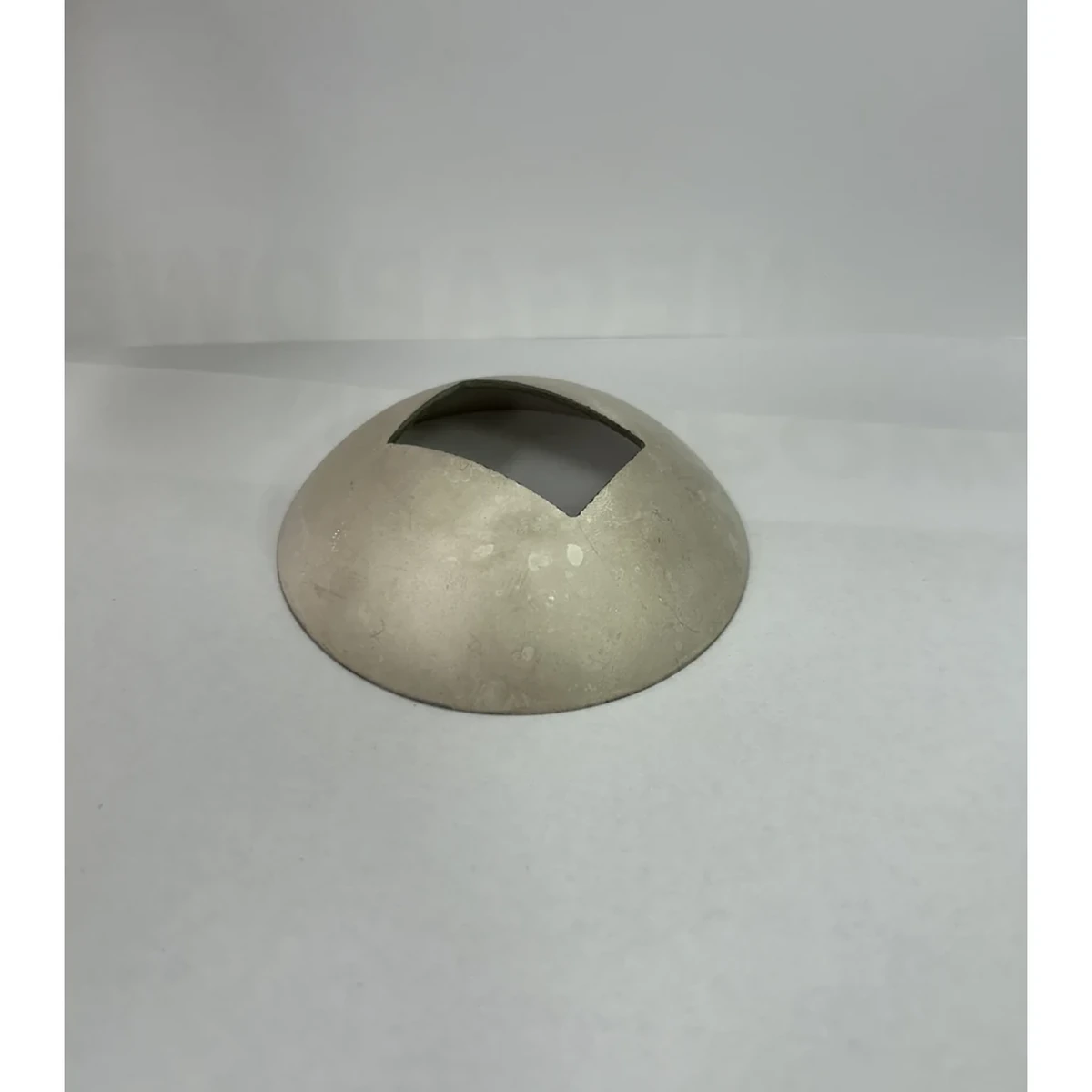 قطعة بيزو بغطاء كروي دائري تُظهر شكل الفتحة المركزة من الأعلى