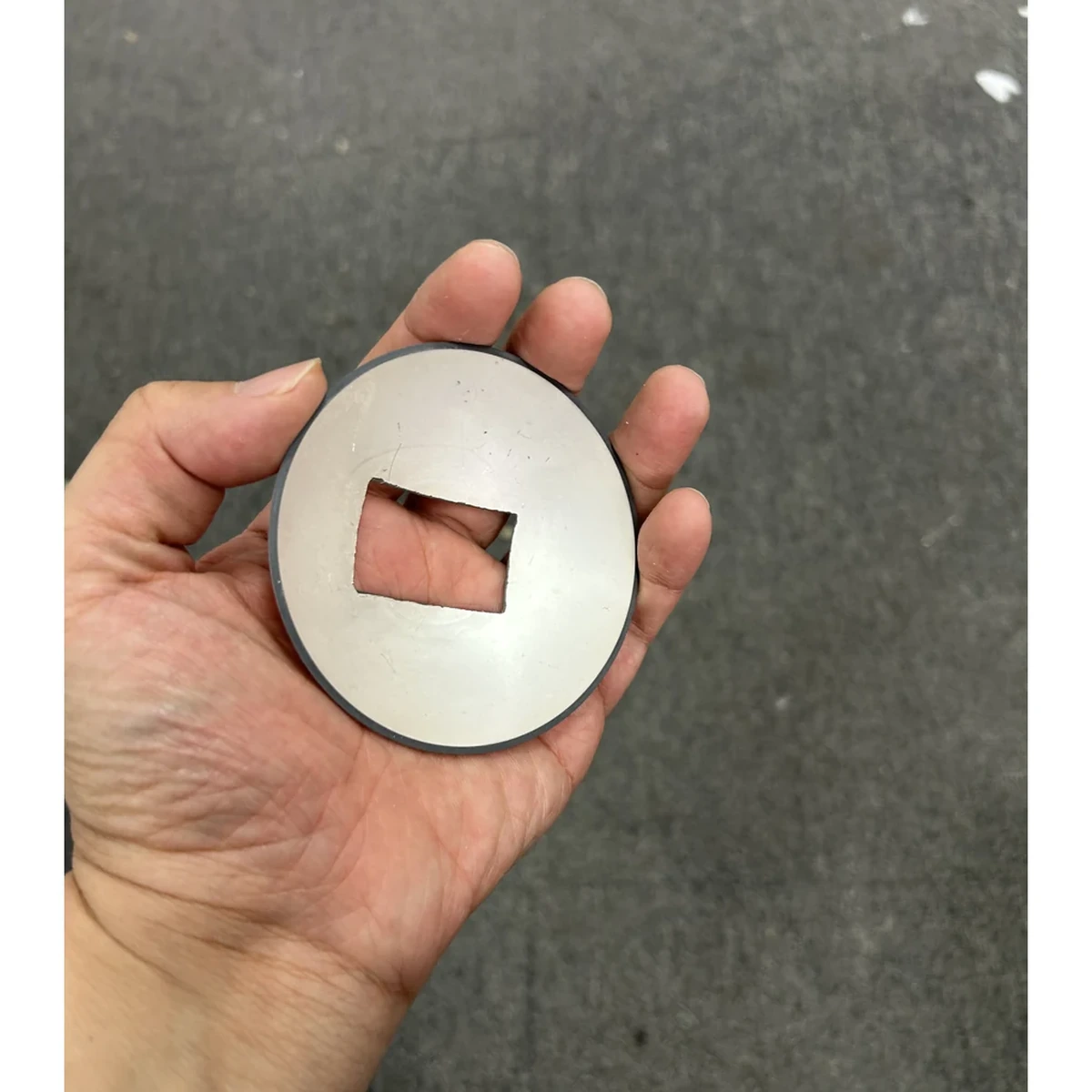 قطعة بيزو بغطاء كروي ذي فتحة مربعة معروضة باليد لمراجعة المواصفات بشكل آمن قبل الشراء