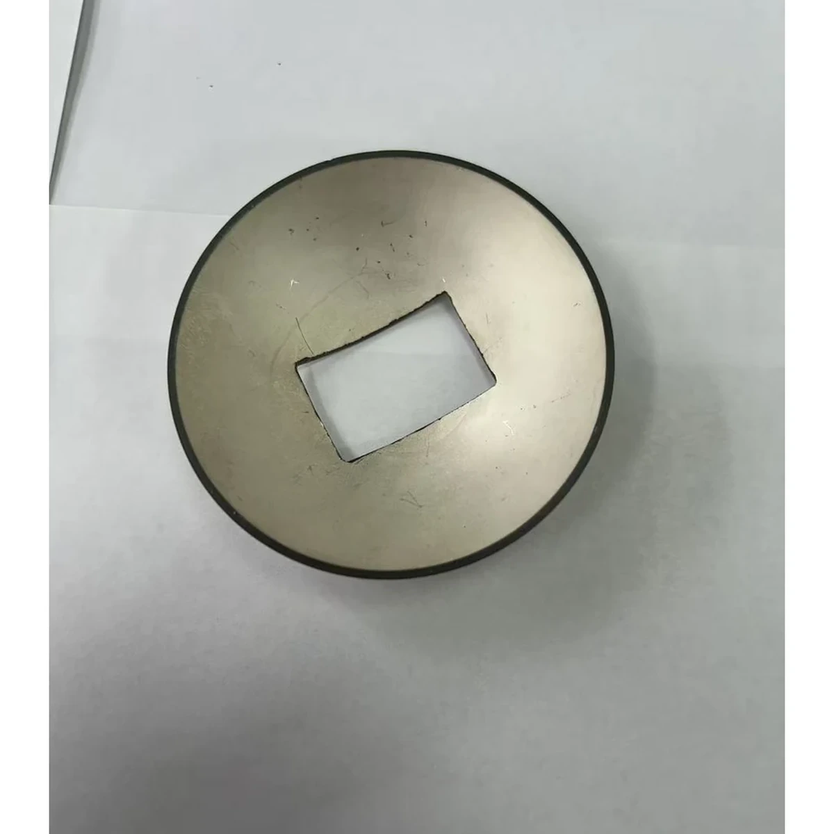 قطعة بيزو بغطاء كروي ذي فتحة مربعة لمقارنة الهندسة المركزة المخصصة